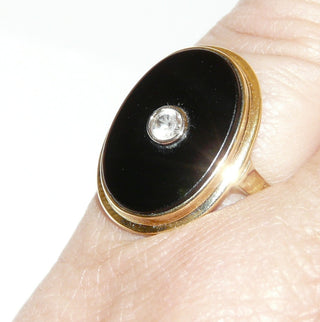 Einzelstück, Vintage-Onyxring, klassischer Herrenring, Siegelring aus 333 Gelbgold, poliert, mit einer ovalen Onyx-Platte, in welcher eine Diamant-Replik eingelassen wurde, um 1960, Ringweite 53 -	Vintage-Schmuck nur im Onlineshop von danilogold!