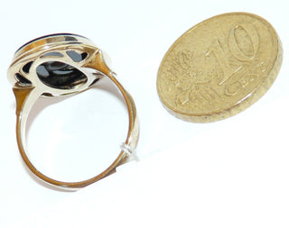 Einzelstück, Vintage-Onyxring, klassischer Herrenring, Siegelring aus 333 Gelbgold, poliert, mit einer ovalen Onyx-Platte, in welcher eine Diamant-Replik eingelassen wurde, um 1960, Ringweite 53 -	Vintage-Schmuck nur im Onlineshop von danilogold!