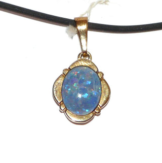 Einzelstück, Vintage-Opal-Anhänger aus 333 Gold, eine australische, blau-grün-rot schillernde, ovale Opal-Triplette, um 1960 mit Dreieckschlaufe und bogenförmiger Umrahmung -	Vintage-Schmuck nur im Onlineshop von danilogold!