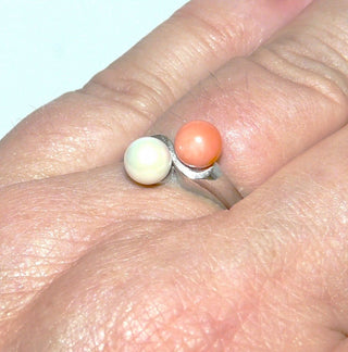 Vintage-Einzelstück, Perlen-Korallen-Ring aus 925 Silber poliert, je eine Kugel Engelshautkoralle & Akoja-Zuchtperle mit einem Durchmesser von 6 mm, Ringweite 57, um 1960 - Goldschmiede Danilo