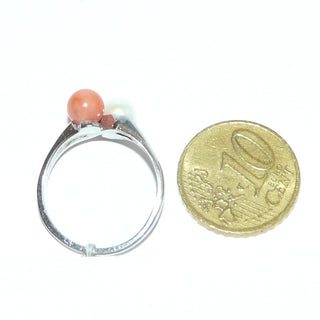 Vintage-Einzelstück, Perlen-Korallen-Ring aus 925 Silber poliert, je eine Kugel Engelshautkoralle & Akoja-Zuchtperle mit einem Durchmesser von 6 mm, Ringweite 57, um 1960 - Goldschmiede Danilo