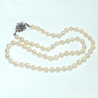 Einzelstück, Vintage-Akoja-Perlenkette, cremefarben, geknotet, leicht baroque, schöner Glanz, Gesamtlänge 49,5 cm, 6-6,5 mm Durchmesser, Blüten-Verschluß aus 835 Silber mit 3 facettierten Saphiren -	Vintage-Schmuck nur im Onlineshop von danilogold!