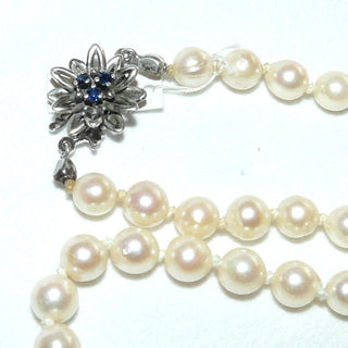 Einzelstück, Vintage-Akoja-Perlenkette, cremefarben, geknotet, leicht baroque, schöner Glanz, Gesamtlänge 49,5 cm, 6-6,5 mm Durchmesser, Blüten-Verschluß aus 835 Silber mit 3 facettierten Saphiren -	Vintage-Schmuck nur im Onlineshop von danilogold!