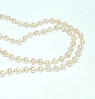 Einzelstück, Vintage-Akoja-Perlenkette, cremefarben, geknotet, leicht baroque, schöner Glanz, Gesamtlänge 49,5 cm, 6-6,5 mm Durchmesser, Blüten-Verschluß aus 835 Silber mit 3 facettierten Saphiren -	Vintage-Schmuck nur im Onlineshop von danilogold!