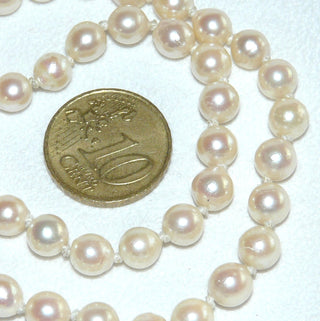 Einzelstück, Vintage-Akoja-Perlenkette, cremefarben, geknotet, leicht baroque, schöner Glanz, Gesamtlänge 49,5 cm, 6-6,5 mm Durchmesser, Blüten-Verschluß aus 835 Silber mit 3 facettierten Saphiren -	Vintage-Schmuck nur im Onlineshop von danilogold!