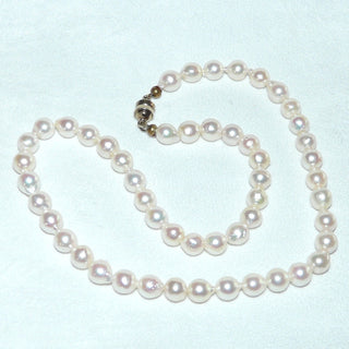 Einzelstück, Vintage-Akoja-Perlenkette, leicht rosé, ungeknotet, baroque-tropfig gerfomt, sehr schönes Lüster, Gesamtlänge 42 cm, 7-7,5 mm Durchmesser, sich selbst schließendes Magnetschloß Doublé, um 1970 -	Vintage-Schmuck nur im Onlineshop von danilogold!