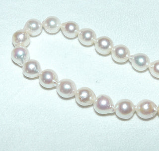 Einzelstück, Vintage-Akoja-Perlenkette, leicht rosé, ungeknotet, baroque-tropfig gerfomt, sehr schönes Lüster, Gesamtlänge 42 cm, 7-7,5 mm Durchmesser, sich selbst schließendes Magnetschloß Doublé, um 1970 -	Vintage-Schmuck nur im Onlineshop von danilogold!