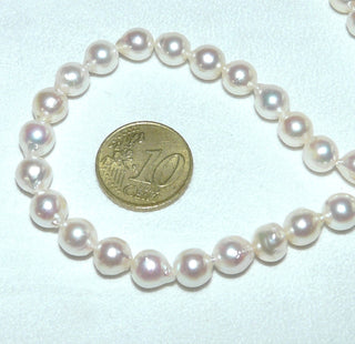 Einzelstück, Vintage-Akoja-Perlenkette, leicht rosé, ungeknotet, baroque-tropfig gerfomt, sehr schönes Lüster, Gesamtlänge 42 cm, 7-7,5 mm Durchmesser, sich selbst schließendes Magnetschloß Doublé, um 1970 -	Vintage-Schmuck nur im Onlineshop von danilogold!