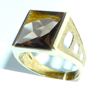 Einzelstück, Vintage Rauchquarz-Ring, klassischer Herrenring aus massivem 333 Gold, poliert + mattiert an den Seitenflächen, der rechteckige Stein ist auf der Unterseite funkelnd facettiert, Oberseite flach, um 1960, im typischen Loch-Design der 60-er Jahre, Ringweite 60 - Unikate und Pretiosen nur erhältlich im Onlineshop der Goldschmiede Danilo!
