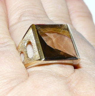 Einzelstück, Vintage Rauchquarz-Ring, klassischer Herrenring aus massivem 333 Gold, poliert + mattiert, rechteckiger Stein Unterseite funkelnd facettiert, Oberseite flach, um 1960, im typischen Loch-Design der 60-er Jahre, Ringweite 60 -	Unikate und Pretiosen nur erhältlich im Onlineshop der Goldschmiede Danilo!