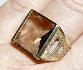 Einzelstück, Vintage Rauchquarz-Ring, klassischer Herrenring aus massivem 333 Gold, poliert + mattiert, rechteckiger Stein Unterseite funkelnd facettiert, Oberseite flach, um 1960, im typischen Loch-Design der 60-er Jahre, Ringweite 60 -	Unikate und Pretiosen nur erhältlich im Onlineshop der Goldschmiede Danilo!