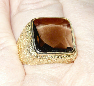 handgefertigtes Einzelstück, Vintage-Ring, Rauchquarz-Ring, klassischer Herrenring, Siegelring aus massivem 585 Gold, Rauchquarz abgerundetes Quadrat, Unterseite funkelnd facettiert, Oberfläche glatt + flach, sicher eingefaßt in einer Zargenfassung, Seitenflächen auffällig strukturiert mit einer Borkierung, um 1960, Ringweite 60 -	Unikate und Pretiosen nur erhältlich im Onlineshop der Goldschmiede Danilo!