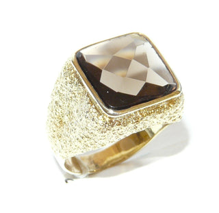 handgefertigtes Einzelstück, Vintage-Ring, Rauchquarz-Ring, klassischer Herrenring, Siegelring aus massivem 585 Gold, Rauchquarz abgerundetes Quadrat, Unterseite funkelnd facettiert, Oberfläche glatt + flach, sicher eingefaßt in einer Zargenfassung, Seitenflächen auffällig strukturiert mit einer Borkierung, um 1960, Ringweite 60 -	Unikate und Pretiosen nur erhältlich im Onlineshop der Goldschmiede Danilo!