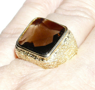 handgefertigtes Einzelstück, Vintage-Ring, Rauchquarz-Ring, klassischer Herrenring, Siegelring aus massivem 585 Gold, Rauchquarz abgerundetes Quadrat, Unterseite funkelnd facettiert, Oberfläche glatt + flach, sicher eingefaßt in einer Zargenfassung, Seitenflächen auffällig strukturiert mit einer Borkierung, um 1960, Ringweite 60 -	Unikate und Pretiosen nur erhältlich im Onlineshop der Goldschmiede Danilo!