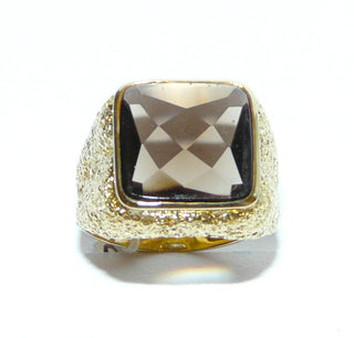 handgefertigtes Einzelstück, Vintage-Ring, Rauchquarz-Ring, klassischer Herrenring, Siegelring aus massivem 585 Gold, Rauchquarz abgerundetes Quadrat, Unterseite funkelnd facettiert, Oberfläche glatt + flach, sicher eingefaßt in einer Zargenfassung, Seitenflächen auffällig strukturiert mit einer Borkierung, um 1960, Ringweite 60 -	Unikate und Pretiosen nur erhältlich im Onlineshop der Goldschmiede Danilo!