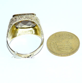 handgefertigtes Einzelstück, Vintage-Ring, Rauchquarz-Ring, klassischer Herrenring, Siegelring aus massivem 585 Gold, Rauchquarz abgerundetes Quadrat, Unterseite funkelnd facettiert, Oberfläche glatt + flach, sicher eingefaßt in einer Zargenfassung, Seitenflächen auffällig strukturiert mit einer Borkierung, um 1960, Ringweite 60 -	Unikate und Pretiosen nur erhältlich im Onlineshop der Goldschmiede Danilo!