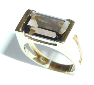 handgefertigtes Einzelstück, Vintage-Unikat, Rauchquarz-Ring, klassischer Herrenring aus massivem 585 Gold, poliert, mit einem funkelnd facettierten Rechteck, quer zum Finger gearbeitet, Seitenflächen mit Luftschnitten, um 1970, Ringweite 50 -	Handgefertigtes Unikat! Nur im Onlineshop von Juwelier & Goldschmiede Danilo!