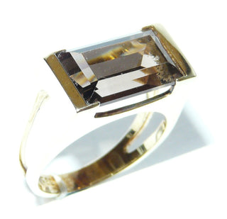 handgefertigtes Einzelstück, Vintage-Unikat, Rauchquarz-Ring, klassischer Herrenring aus massivem 585 Gold, poliert, mit einem funkelnd facettierten Rechteck, quer zum Finger gearbeitet, Seitenflächen mit Luftschnitten, um 1970, Ringweite 50 -	Handgefertigtes Unikat! Nur im Onlineshop von Juwelier & Goldschmiede Danilo!