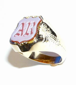 Vintage, Handarbeit, Einzelstück, Siegel-Ring aus 333 Gelbgold mit Monogramm "AR" im Lagenachat / Carneol, aufwendige Schriftform, Stein in Schildform, gravierter Fassungsrand + Ringschiene, Ringweite 53, ca. 1940-1960 - Unikate und Pretiosen nur erhältlich im Onlineshop der Goldschmiede Danilo!