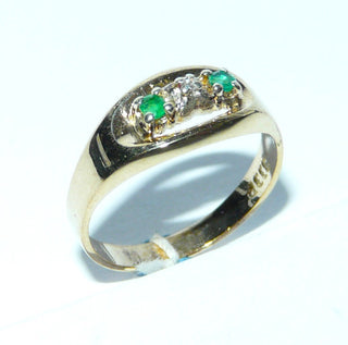 Einzelstück, Vintage-Ring aus 333 Gold, 2 runde facettierte Smaragde + 1 Diamant im Achtkant-Schliff in Krappenfassungen sicher eingefaßt, um 1970, Ringweite 53,5 -	
Nur erhältlich bei www.danilogold-shop.de
