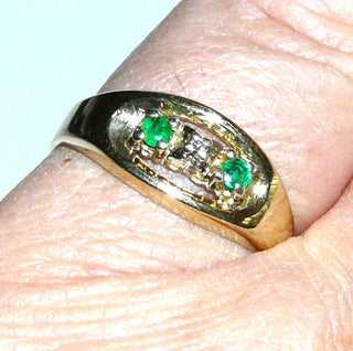 Einzelstück, Vintage-Ring aus 333 Gold, 2 runde facettierte Smaragde + 1 Diamant im Achtkant-Schliff in Krappenfassungen sicher eingefaßt, um 1970, Ringweite 53,5 -	
Nur erhältlich bei www.danilogold-shop.de
