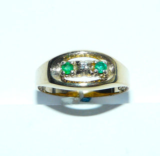 Einzelstück, Vintage-Ring aus 333 Gold, 2 runde facettierte Smaragde + 1 Diamant im Achtkant-Schliff in Krappenfassungen sicher eingefaßt, um 1970, Ringweite 53,5 -	
Nur erhältlich bei www.danilogold-shop.de

