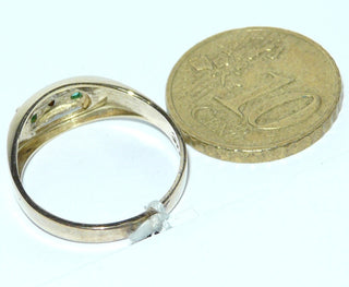 Einzelstück, Vintage-Ring aus 333 Gold, 2 runde facettierte Smaragde + 1 Diamant im Achtkant-Schliff in Krappenfassungen sicher eingefaßt, um 1970, Ringweite 53,5 -	
Nur erhältlich bei www.danilogold-shop.de
