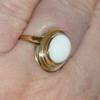 alte Handarbeit, Einzelstück, Vintage-Ring aus 333 Gelbgold mit einem weißen, ovalen kristallinen australischen Opal, sicher eingefaßt in einer Zargenfassung mit einem Gold-Spiegel umrundet, Ringweite 55, um 1960 (Da es sich bei Vintage-Schmuck um „Schmuck mit Vergangenheit“ handelt, ist es möglich, daß verarbeitete Edelsteine eventuell leichte Tragespuren aufweisen, die erst bei näherer Betrachtung sichtbar werden. Dies ist bei 30-120 Jahre alten Pretiosen ein Zeichen ihrer Geschichte.)