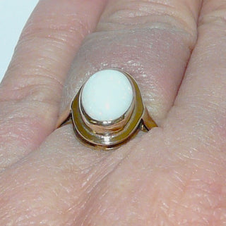 alte Handarbeit, Einzelstück, Vintage-Ring aus 333 Gelbgold mit einem weißen, ovalen kristallinen australischen Opal, sicher eingefaßt in einer Zargenfassung mit einem Gold-Spiegel umrundet, Ringweite 55, um 1960 (Da es sich bei Vintage-Schmuck um „Schmuck mit Vergangenheit“ handelt, ist es möglich, daß verarbeitete Edelsteine eventuell leichte Tragespuren aufweisen, die erst bei näherer Betrachtung sichtbar werden. Dies ist bei 30-120 Jahre alten Pretiosen ein Zeichen ihrer Geschichte.)