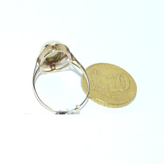 alte Handarbeit, Einzelstück, Vintage-Ring aus 333 Gelbgold mit einem weißen, ovalen kristallinen australischen Opal, sicher eingefaßt in einer Zargenfassung mit einem Gold-Spiegel umrundet, Ringweite 55, um 1960 (Da es sich bei Vintage-Schmuck um „Schmuck mit Vergangenheit“ handelt, ist es möglich, daß verarbeitete Edelsteine eventuell leichte Tragespuren aufweisen, die erst bei näherer Betrachtung sichtbar werden. Dies ist bei 30-120 Jahre alten Pretiosen ein Zeichen ihrer Geschichte.)