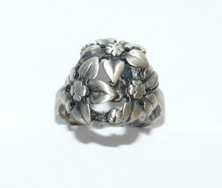 Einzelstück, Vintage-Ring "3 Blüten" aus seidenmattem 925 Silber in den Tiefen geschwärzt, Ringkopf ca. 18,1 mm x 17,3 mm, Ringweite 58, um 1960-	
-	Vintage-Schmuck nur im Onlineshop von danilogold!
