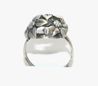 Einzelstück, Vintage-Ring "3 Blüten" aus seidenmattem 925 Silber in den Tiefen geschwärzt, Ringkopf ca. 18,1 mm x 17,3 mm, Ringweite 58, um 1960-	
-	Vintage-Schmuck nur im Onlineshop von danilogold!
