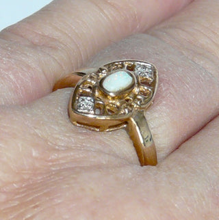 Einzelstück, Vintage-Ring aus 333 Roségold mit einem weißen kristallinen australischen Opal + 2 Diamanten im Achtkantschliff, Replik im Jugendstil, Ringweite 56, um 1980. (Da es sich bei Vintage-Schmuck um „Schmuck mit Vergangenheit“ handelt, ist es möglich, daß verarbeitete Edelsteine eventuell leichte Tragespuren aufweisen, die bei näherer Betrachtung sichtbar werden. Dies ist bei 30-120 Jahre alten Pretiosen ein Zeichen ihrer Geschichte.) -	Vintage-Schmuck nur im Onlineshop von danilogold!