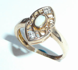 Einzelstück, Vintage-Ring aus 333 Roségold mit einem weißen kristallinen australischen Opal + 2 Diamanten im Achtkantschliff, Replik im Jugendstil, Ringweite 56, um 1980. (Da es sich bei Vintage-Schmuck um „Schmuck mit Vergangenheit“ handelt, ist es möglich, daß verarbeitete Edelsteine eventuell leichte Tragespuren aufweisen, die bei näherer Betrachtung sichtbar werden. Dies ist bei 30-120 Jahre alten Pretiosen ein Zeichen ihrer Geschichte.) -	Vintage-Schmuck nur im Onlineshop von danilogold!