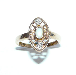 Einzelstück, Vintage-Ring aus 333 Roségold mit einem weißen kristallinen australischen Opal + 2 Diamanten im Achtkantschliff, Replik im Jugendstil, Ringweite 56, um 1980. (Da es sich bei Vintage-Schmuck um „Schmuck mit Vergangenheit“ handelt, ist es möglich, daß verarbeitete Edelsteine eventuell leichte Tragespuren aufweisen, die bei näherer Betrachtung sichtbar werden. Dies ist bei 30-120 Jahre alten Pretiosen ein Zeichen ihrer Geschichte.) -	Vintage-Schmuck nur im Onlineshop von danilogold!