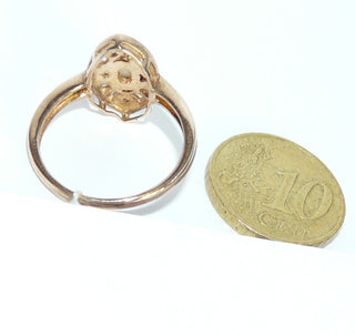 Einzelstück, Vintage-Ring aus 333 Roségold mit einem weißen kristallinen australischen Opal + 2 Diamanten im Achtkantschliff, Replik im Jugendstil, Ringweite 56, um 1980. (Da es sich bei Vintage-Schmuck um „Schmuck mit Vergangenheit“ handelt, ist es möglich, daß verarbeitete Edelsteine eventuell leichte Tragespuren aufweisen, die bei näherer Betrachtung sichtbar werden. Dies ist bei 30-120 Jahre alten Pretiosen ein Zeichen ihrer Geschichte.) -	Vintage-Schmuck nur im Onlineshop von danilogold!