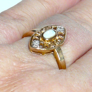 Einzelstück, Vintage-Ring aus 333 Roségold mit einem weißen kristallinen australischen Opal + 2 Diamanten im Achtkantschliff, Replik im Jugendstil, Ringweite 56, um 1980. - Vintage-Schmuck nur im Onlineshop von danilogold!