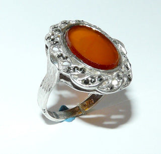 Einzelstück, Vintage-Ring aus 835 Silber mit einem flachen Carneol, umrandet von Markasiten, poliert, Ringweite 57, um 1920 -	Vintage-Schmuck nur im Onlineshop von danilogold!