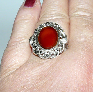 Einzelstück, Vintage-Ring aus 835 Silber mit einem flachen Carneol, umrandet von Markasiten, poliert, Ringweite 57, um 1920 -	Vintage-Schmuck nur im Onlineshop von danilogold!