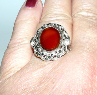 Einzelstück, Vintage-Ring aus 835 Silber mit einem flachen Carneol, umrandet von Markasiten, poliert, Ringweite 57, um 1920 - Vintage-Schmuck nur im Onlineshop von danilogold!