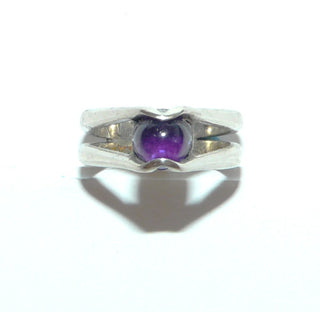 Handgefertigtes Einzelstück, Vintage-Ring aus 835 Silber mit einem Amethyst Cabochon in einer gespalteten Ringschiene, poliert, Ringweite ca. 47,5, um 1960 -	Vintage-Schmuck nur im Onlineshop von danilogold!