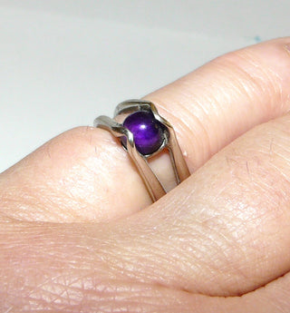 Handgefertigtes Einzelstück, Vintage-Ring aus 835 Silber mit einem Amethyst Cabochon in einer gespalteten Ringschiene, poliert, Ringweite ca. 47,5, um 1960 -	Vintage-Schmuck nur im Onlineshop von danilogold!