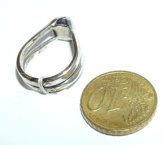 Handgefertigtes Einzelstück, Vintage-Ring aus 835 Silber mit einem Amethyst Cabochon in einer gespalteten Ringschiene, poliert, Ringweite ca. 47,5, um 1960 -	Vintage-Schmuck nur im Onlineshop von danilogold!