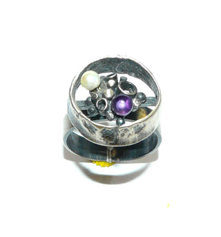 Einzelstück, Vintage-Ring aus 800 Silber mit je einer Zuchtperle + Amethyst-Kugel, offener Kreis, matt + in den Tiefen geschwärzt, im skandinavischen Design, um 1960, Ringweite 57 -	Vintage-Schmuck nur im Onlineshop von danilogold!