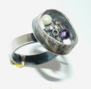 Einzelstück, Vintage-Ring aus 800 Silber mit je einer Zuchtperle + Amethyst-Kugel, offener Kreis, matt + in den Tiefen geschwärzt, im skandinavischen Design, um 1960, Ringweite 57 -	Vintage-Schmuck nur im Onlineshop von danilogold!