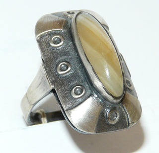 Handgearbeitetes Einzelstück, Vintage-Ring aus Silber mit einem langovalen, hellbraun gesteiften Achat-Cabochon, eingefaßt in glatter Zargenfassung, seidenmatt + in den Tiefen geschwärzt, Ringweite 61, um 1950 -	Vintage-Schmuck nur im Onlineshop von danilogold!