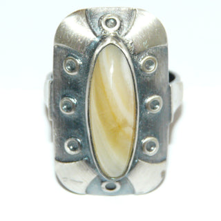 Handgearbeitetes Einzelstück, Vintage-Ring aus Silber mit einem langovalen, hellbraun gesteiften Achat-Cabochon, eingefaßt in glatter Zargenfassung, seidenmatt + in den Tiefen geschwärzt, Ringweite 61, um 1950 -	Vintage-Schmuck nur im Onlineshop von danilogold!