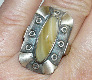 Handgearbeitetes Einzelstück, Vintage-Ring aus Silber mit einem langovalen, hellbraun gesteiften Achat-Cabochon, eingefaßt in glatter Zargenfassung, seidenmatt + in den Tiefen geschwärzt, Ringweite 61, um 1950 -	Vintage-Schmuck nur im Onlineshop von danilogold!