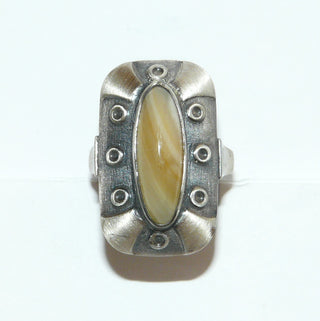 Handgearbeitetes Einzelstück, Vintage-Ring aus Silber mit einem langovalen, hellbraun gesteiften Achat-Cabochon, eingefaßt in glatter Zargenfassung, seidenmatt + in den Tiefen geschwärzt, Ringweite 61, um 1950 -	Vintage-Schmuck nur im Onlineshop von danilogold!