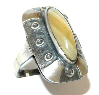 Handgearbeitetes Einzelstück, Vintage-Ring aus Silber mit einem langovalen, hellbraun gesteiften Achat-Cabochon, eingefaßt in glatter Zargenfassung, seidenmatt + in den Tiefen geschwärzt, Ringweite 61, um 1950 - Vintage-Schmuck nur im Onlineshop von danilogold!
